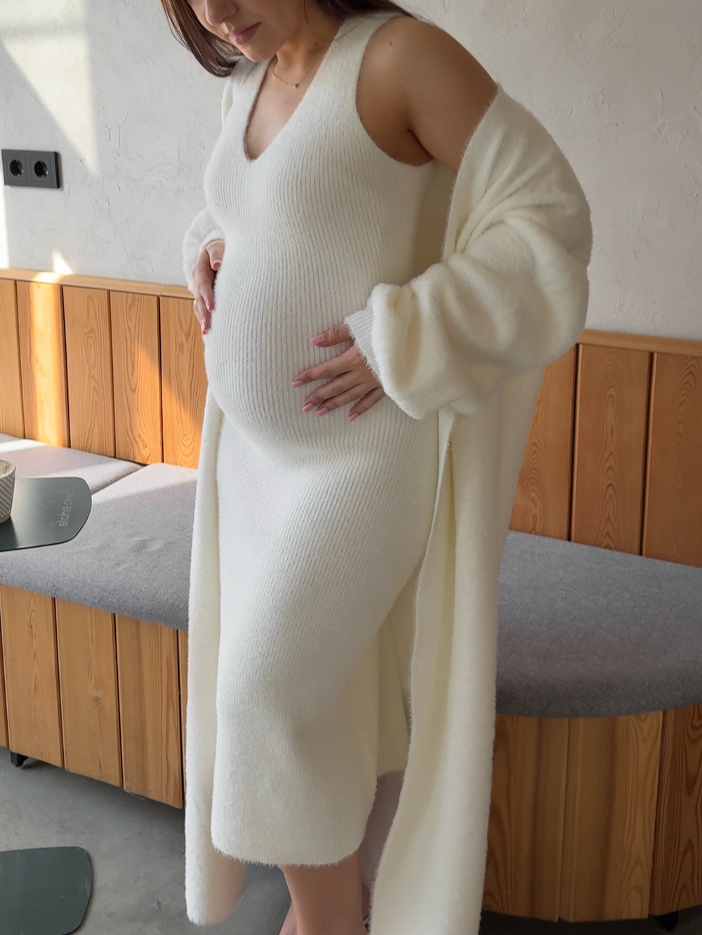 Платье вязаное, пушистое, средней длины, на лямках