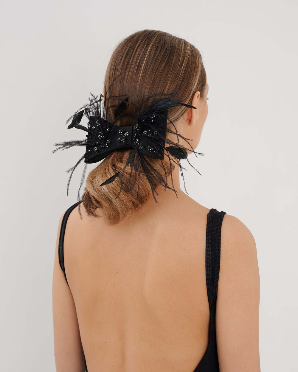 Бант-бабочка черный с декором из перьев