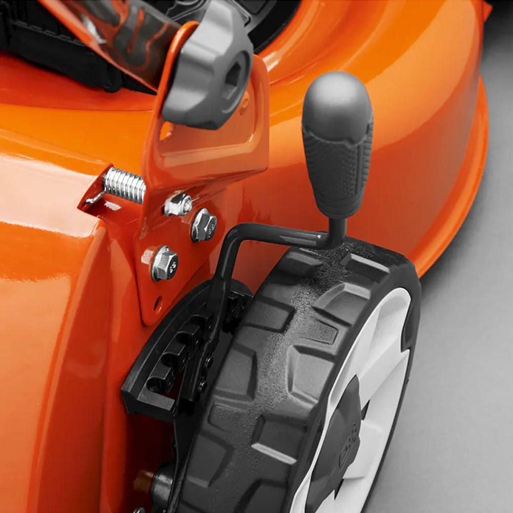 Газонокосилка бензиновая Husqvarna LC 140: 2.4 л.с., нож 40 см, 9676367-01