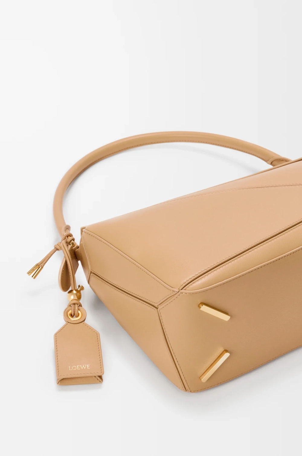 Loewe Сумка-мешок среднего размера Puzzle Featherlight из кожи ягненка наппа, бежевый
