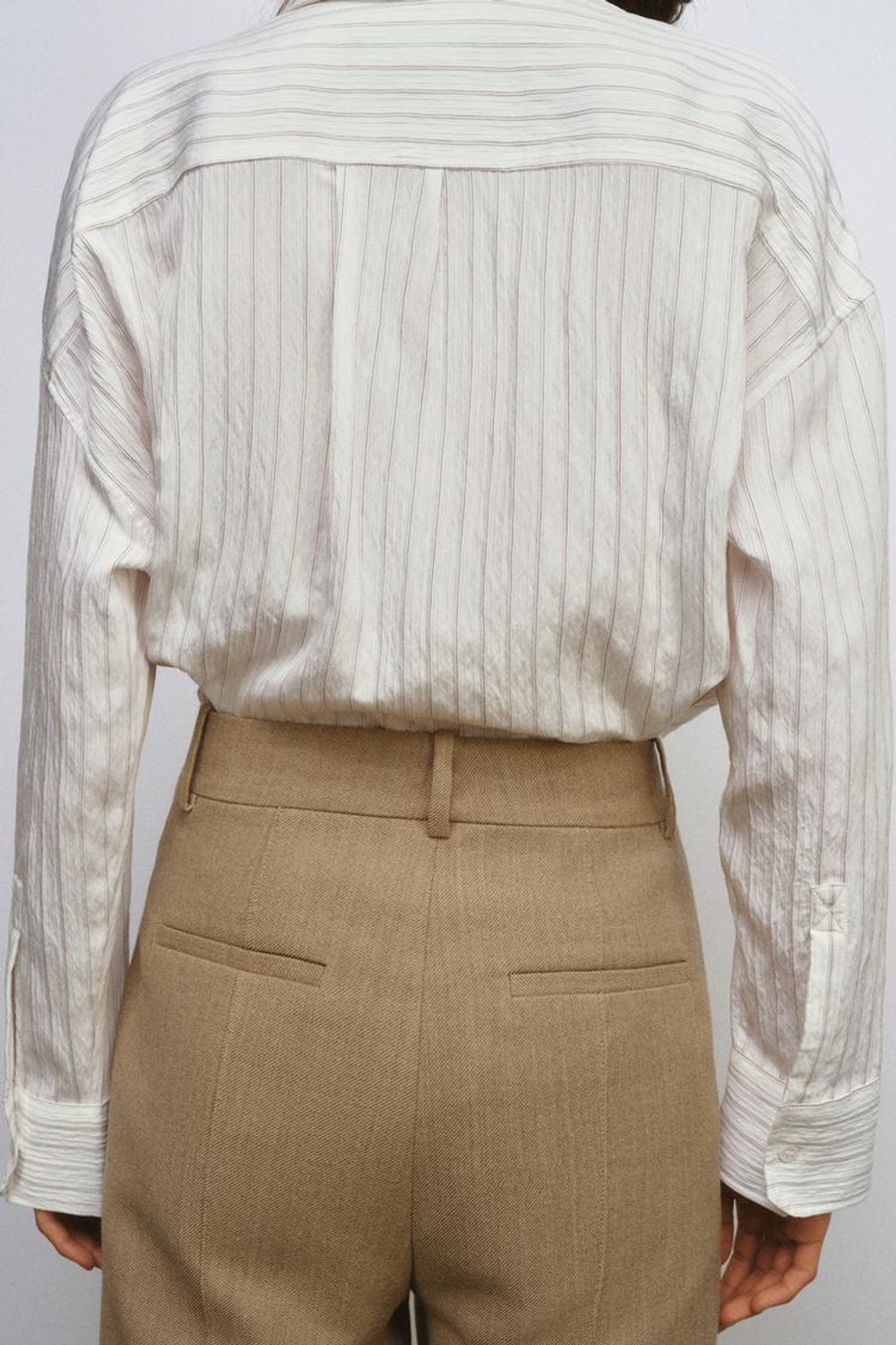 ZARA РУБАШКА ИЗ СТРУЯЩЕЙСЯ ТКАНИ В ПОЛОСКУ — ZW COLLECTION, ЭКРЮ