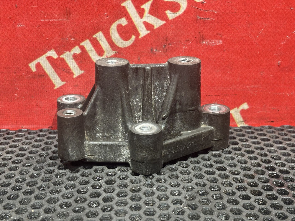 Кронштейн коллектора впускного 2019г.