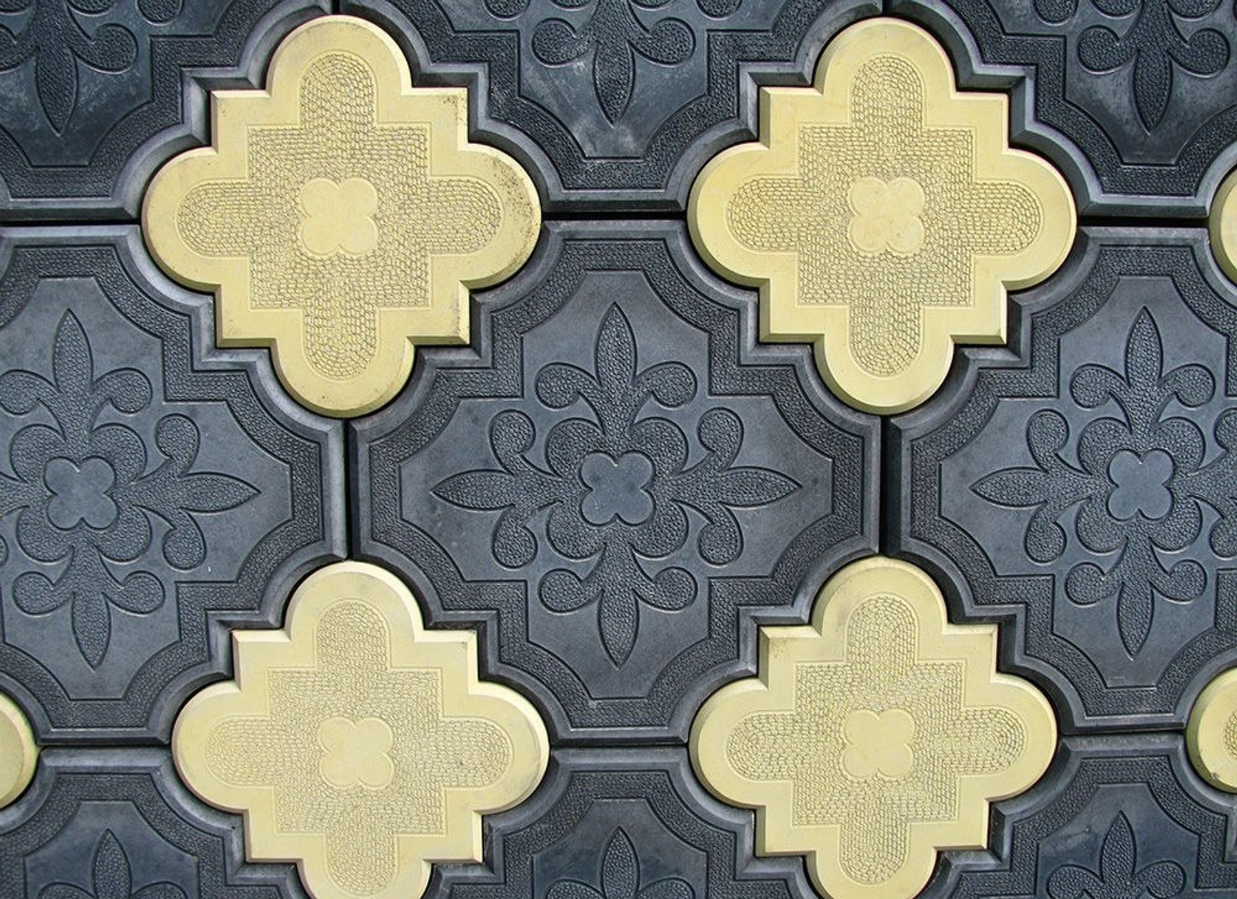 Как красиво оформить садовые дорожки из тротуарной плитки Краковский клевер