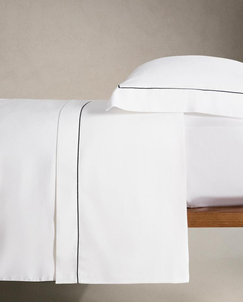 ZARA HOME САТИНОВЫЙ ПОДОДЕЯЛЬНИК С КОНТРАСТНОЙ ОТДЕЛКОЙ, ЧЕРНЫЙ