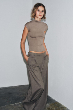 ZARA ТОП С ВЫСОКИМ ВОРОТНИКОМ, КОРИЧНЕВЫЙ