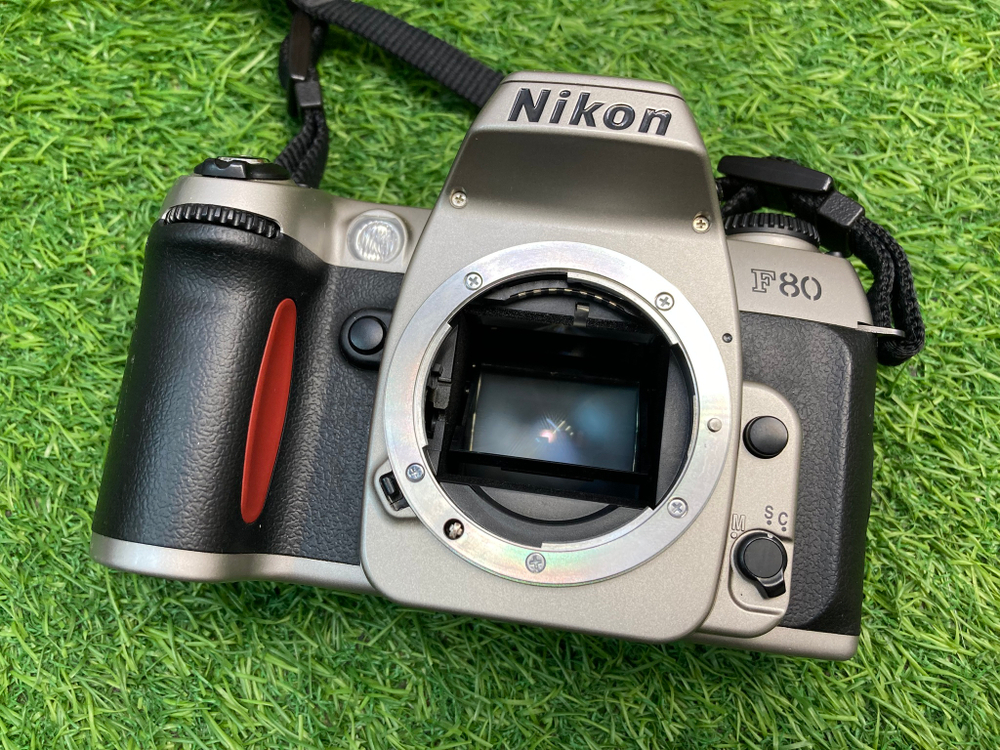 Nikon F80 Silver + Nikkor 28-80mm 3.5-5.6D