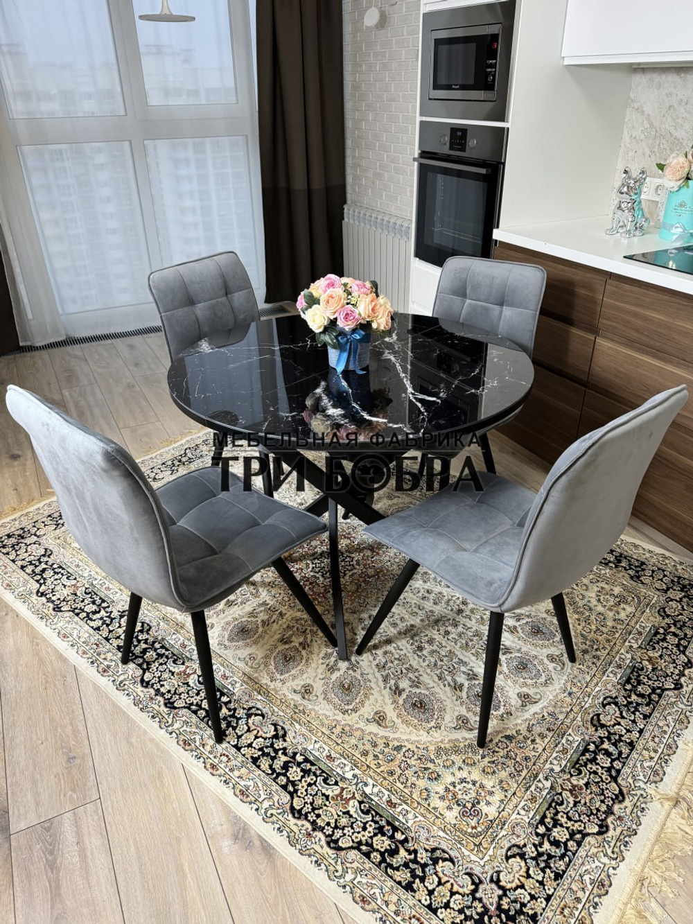 Круглый стеклянный раздвижной стол "Черный оникс" и стулья "ГУЧИ" серый