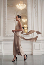 Серо-бежевое платье на широких бретелях с поясом