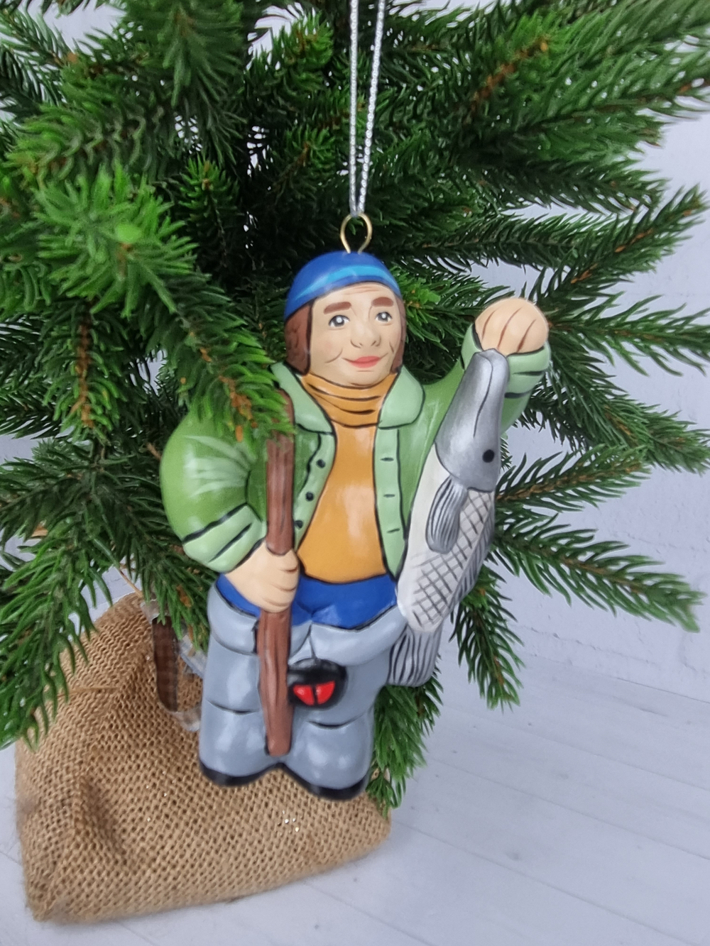 Елочная игрушка из фарфора Рыбак