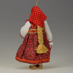 Ёлочная игрушка Крестьянская девочка с куклой