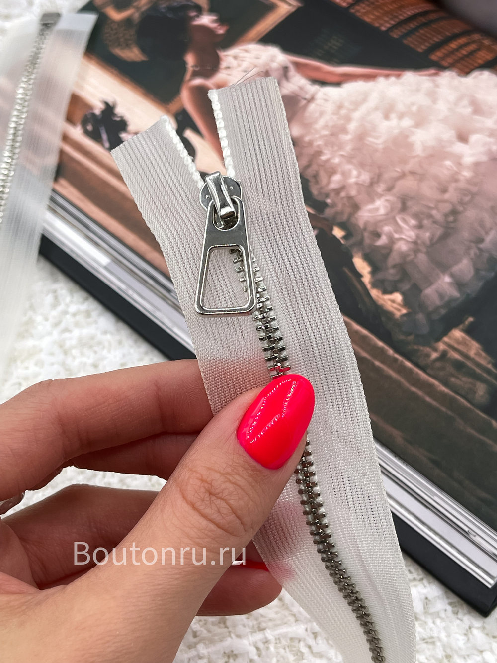 Молния на прозрачной сетке серебристая