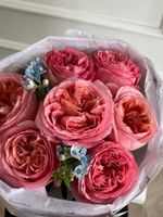 Букет сборный с пионовидными розами и незабудками