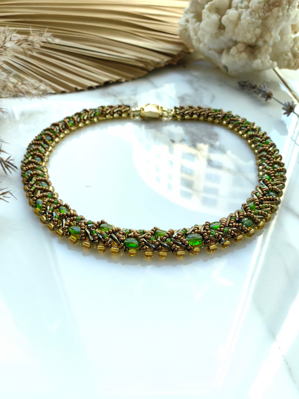 Колье из бисера "Змейка" ручной работы с камнем Гранат (гроссуляр)