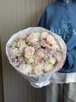 Букет из кустовых пионовидных роз, маттиолы, ромашки и диантусов