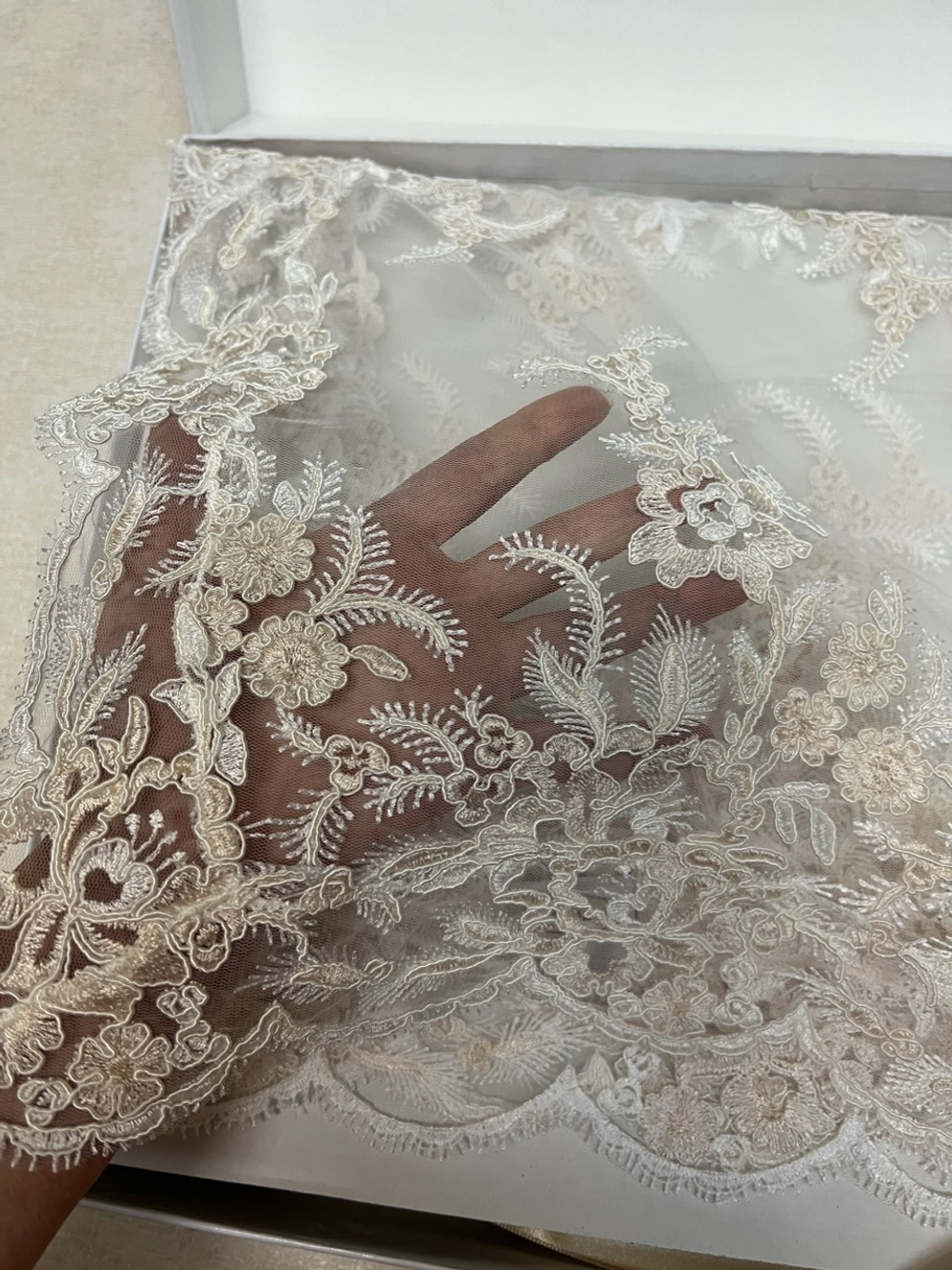 Скатерть кружевная 140x360 Emozioni Lace шампань
