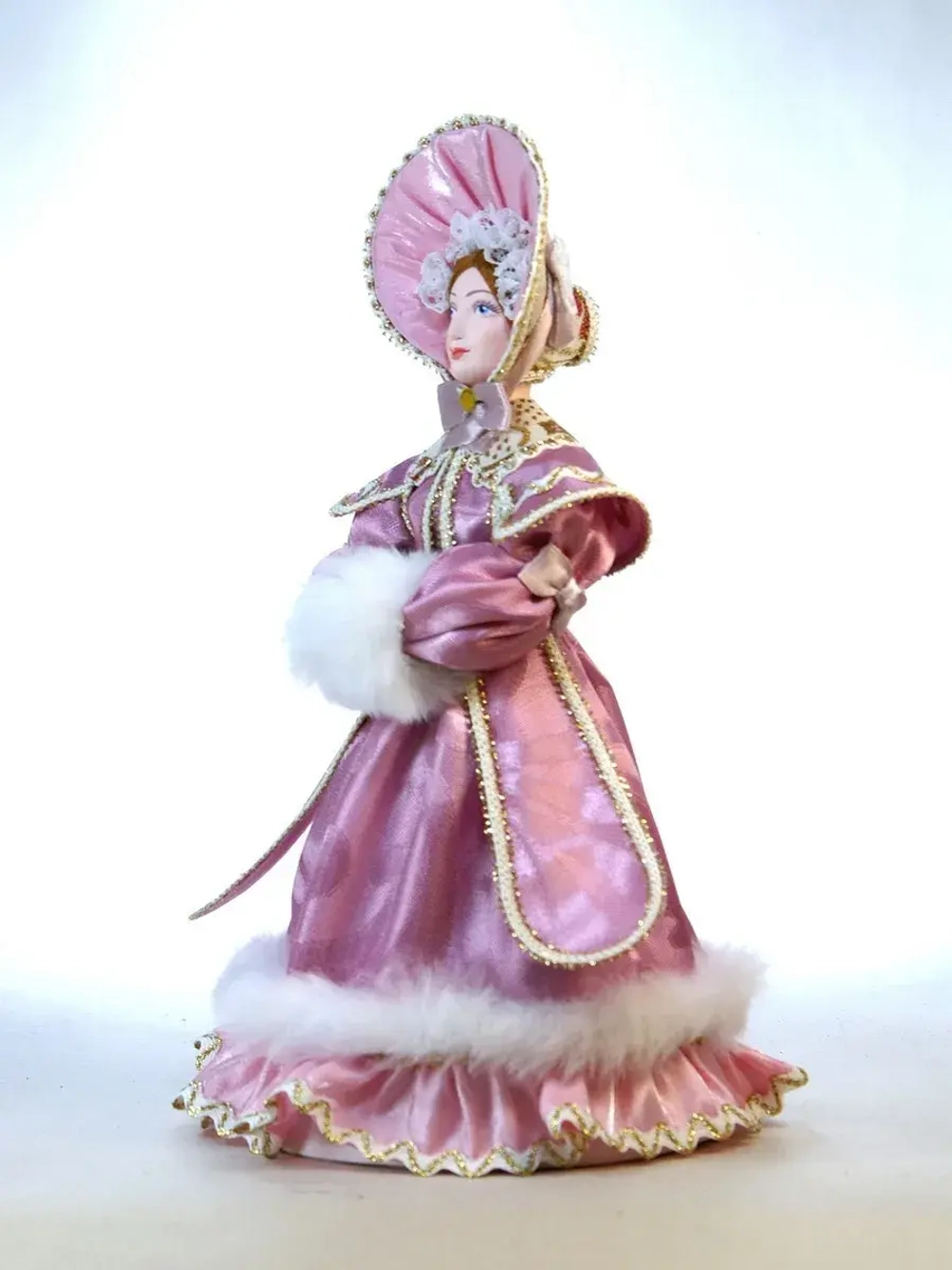 Кукла коллекционная в зимнем костюме 19 века с муфтой