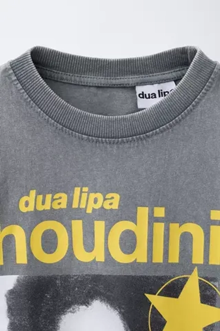 ZARA ФУТБОЛКА С ПРИНТОМ DUA LIPA ©, СЕРЫЙ