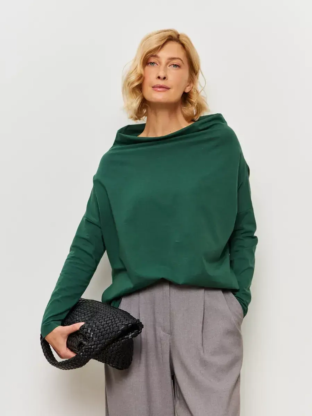 Лонгслив оверсайз с вырезом лодочка