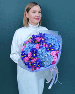 Букет из ирисов,гортензии и кустовой розы(00474)