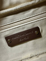 Женская замшевая сумка-багет коричневого цвета