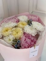 Букет сборный с пионами и незабудками