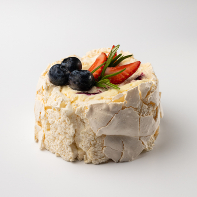 Меренговый рулет со смородиной