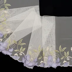 Вышивка на сетке молочная/васильки (правая) 24 см