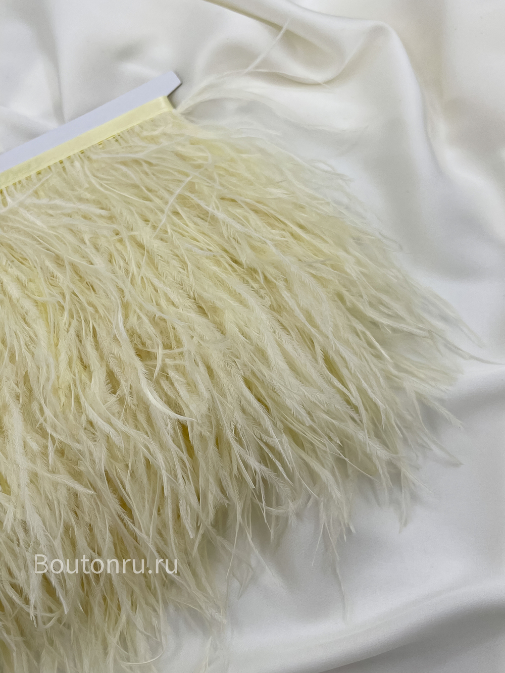 Перо цвета лимонного мороженого