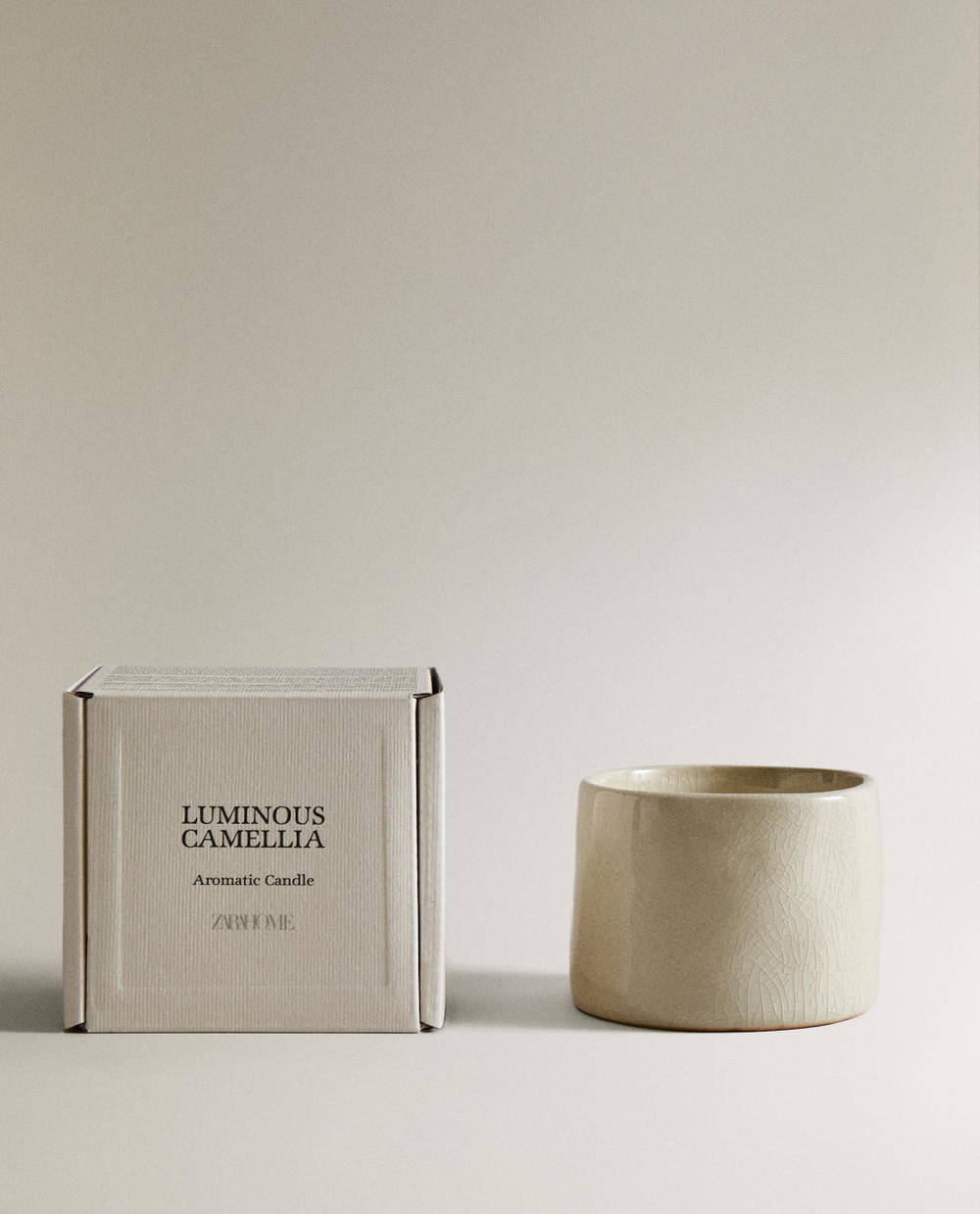 Zara Home Свеча ароматическая Luminous Camellia 150 г, растительный воск, аромат цветочный, Розовый