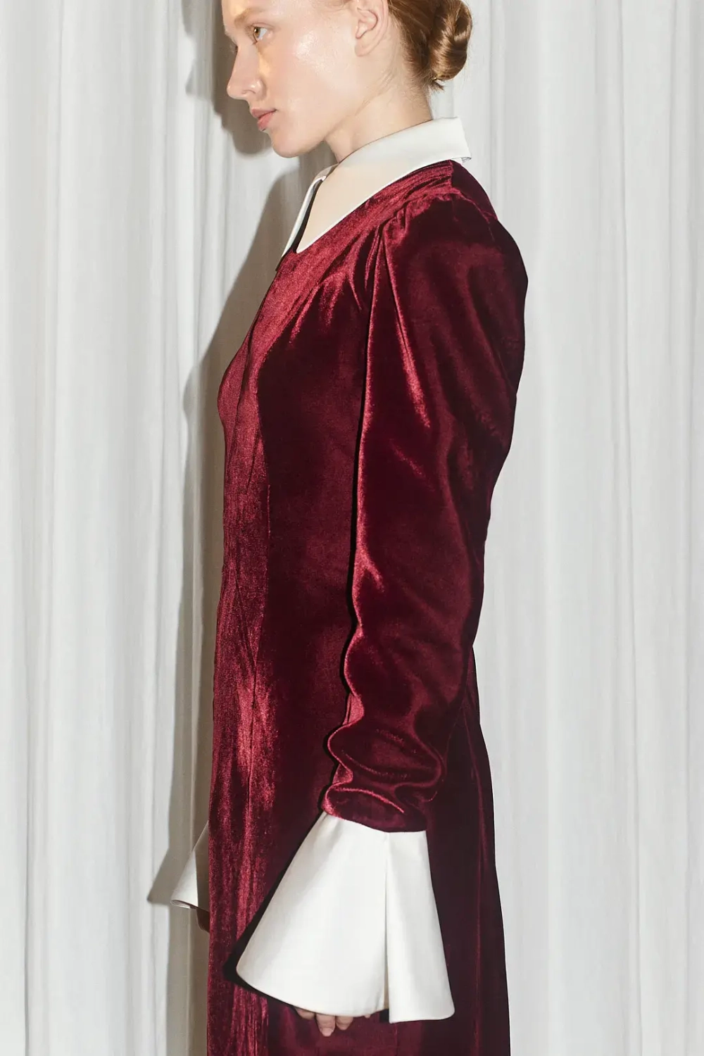 Бархатное платье с воротником и манжетами