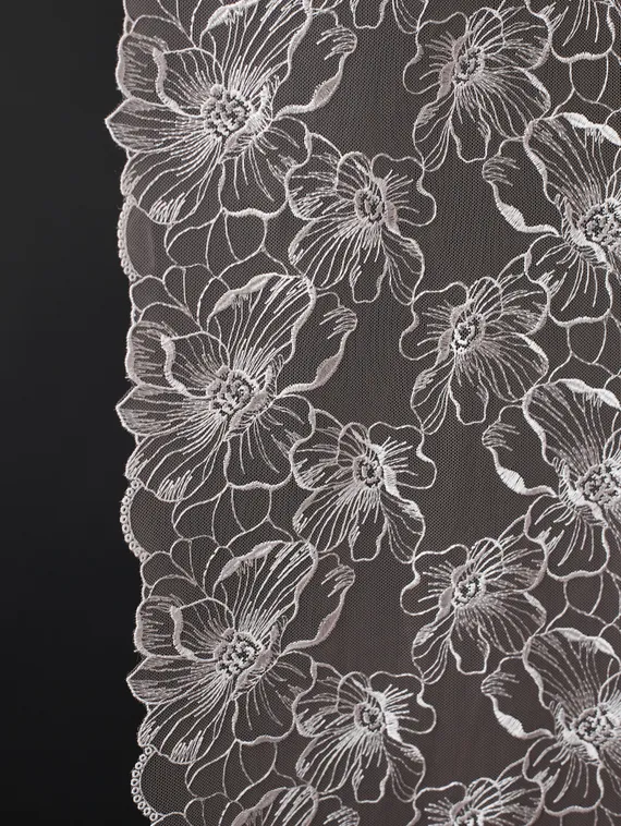 05-172 Вышивка на неэл. сетке 25 см, телесный/айвори 004