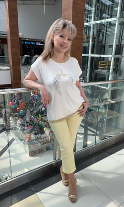 Белая блузон-футболка с изображением клубники