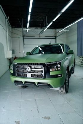 Mitsubishi L200 в цветной полиуретан Carbins PPF Satin Army Green MF-12C от студии "WRAPLAMA"