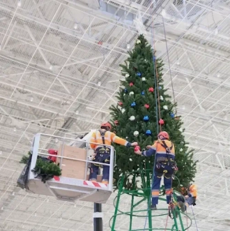Монтаж и Демонтаж высоких елок