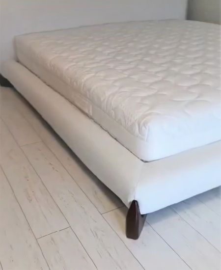 Дизайнерская кровать на ножках Softbay