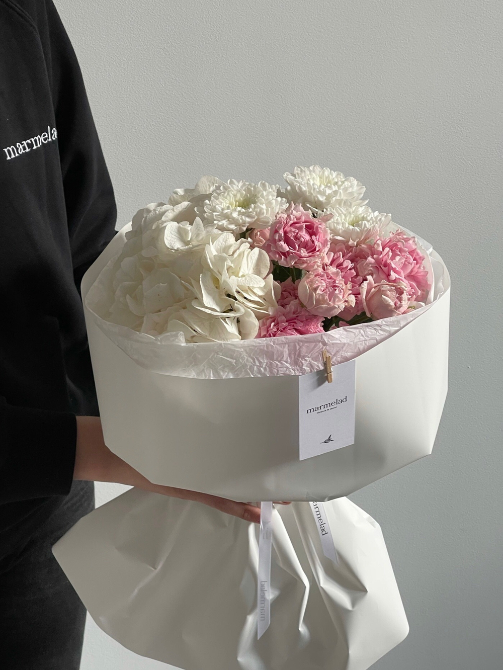 Сборный букет из белой гортензии, кустовой пионовидной розы и хризантемы