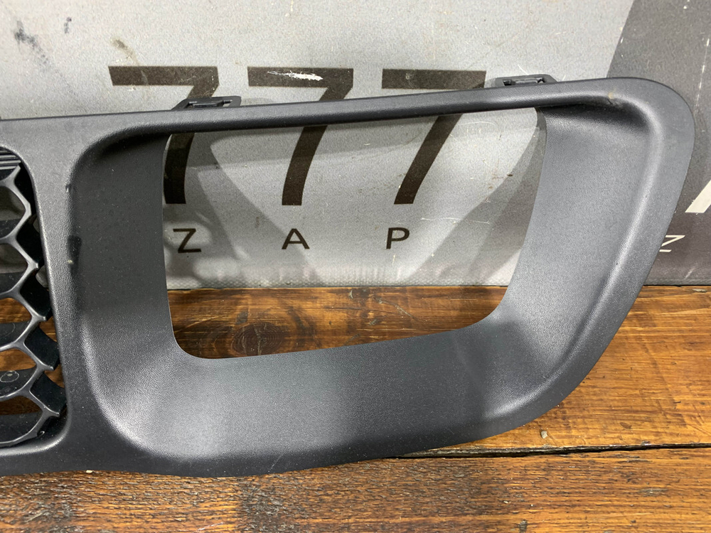 Решетка переднего бампера Grand Cherokee (WK2)  Б/У Оригинал 68143102AB