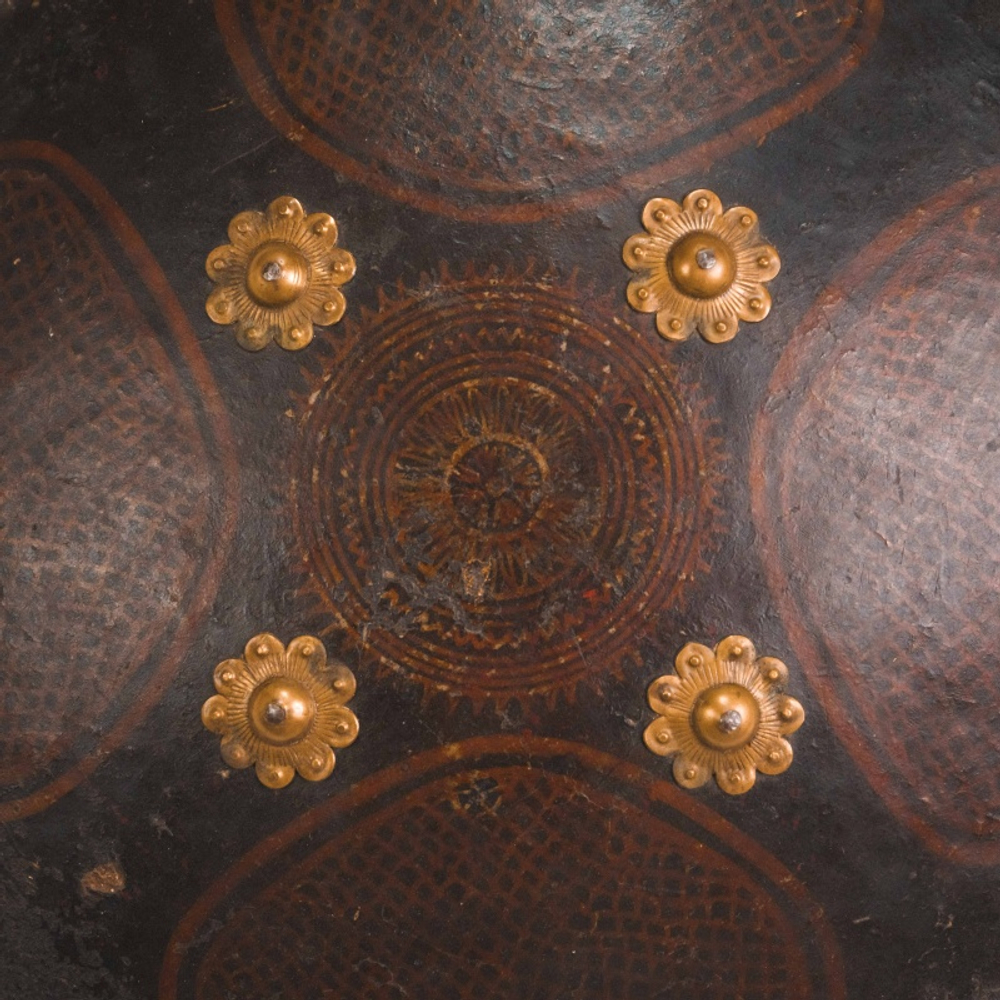 Круглый кожаный щит калкан (каз. қалқан) или «дхал»