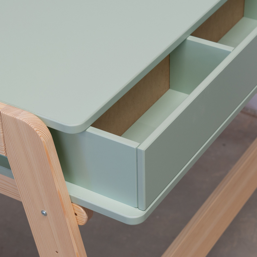 Стол письменный детский, парта 2 ящика Чек многоуровневая, с ножками из массива сосны, зеленый