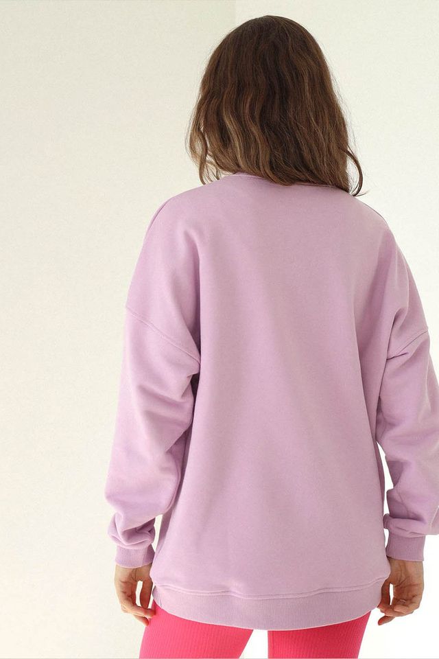 Свитшот с вышивкой на горловине цвета черничный йогурт