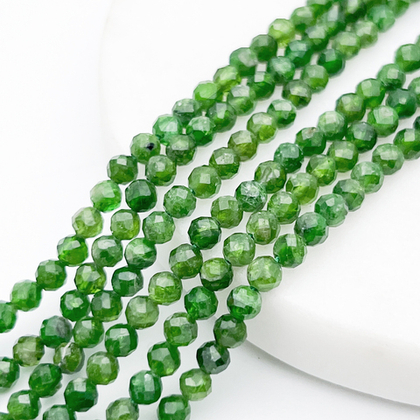 Хромдиопсид граненый бусины, диаметр около 3,9-4 мм, цена за отрезок 19 см (1/2 нити)
