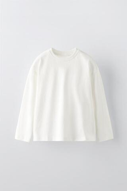 ZARA ОДНОТОННАЯ ФУТБОЛКА С НАШИВКОЙ, БЕЛЫЙ
