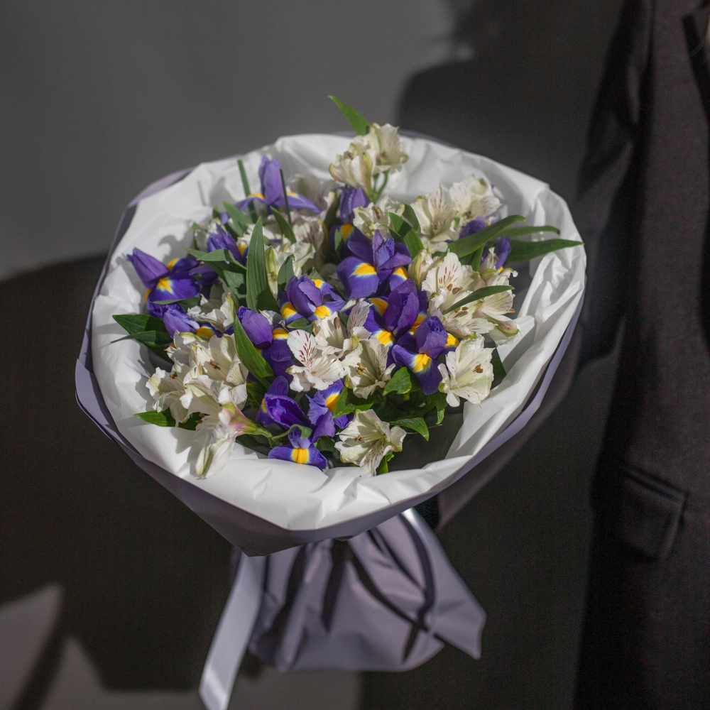 Букет цветов ирисы с белой альстромерией