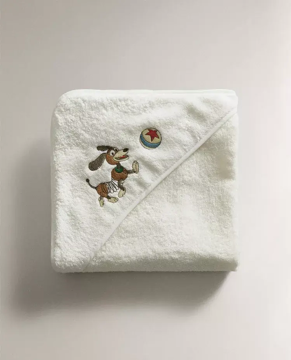 ZARA HOME ДЕТСКОЕ МЯГКОЕ ПОЛОТЕНЦЕ С КАПЮШОНОМ TOY STORY ©DISNEY, ЖЕЛТОВАТО-БЕЛЫЙ