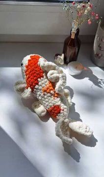 Вязаная игрушка ручной работы "Карп Кои"