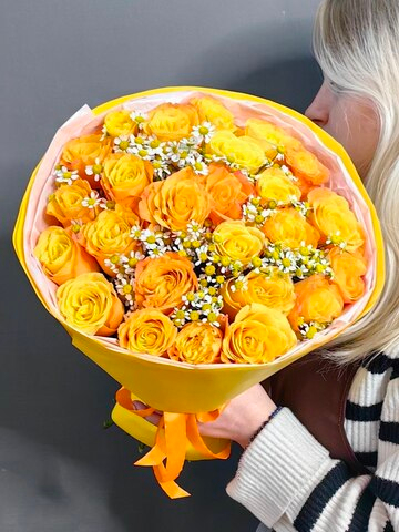 Букет из 25 роз (Кения 40 см) и ромашек