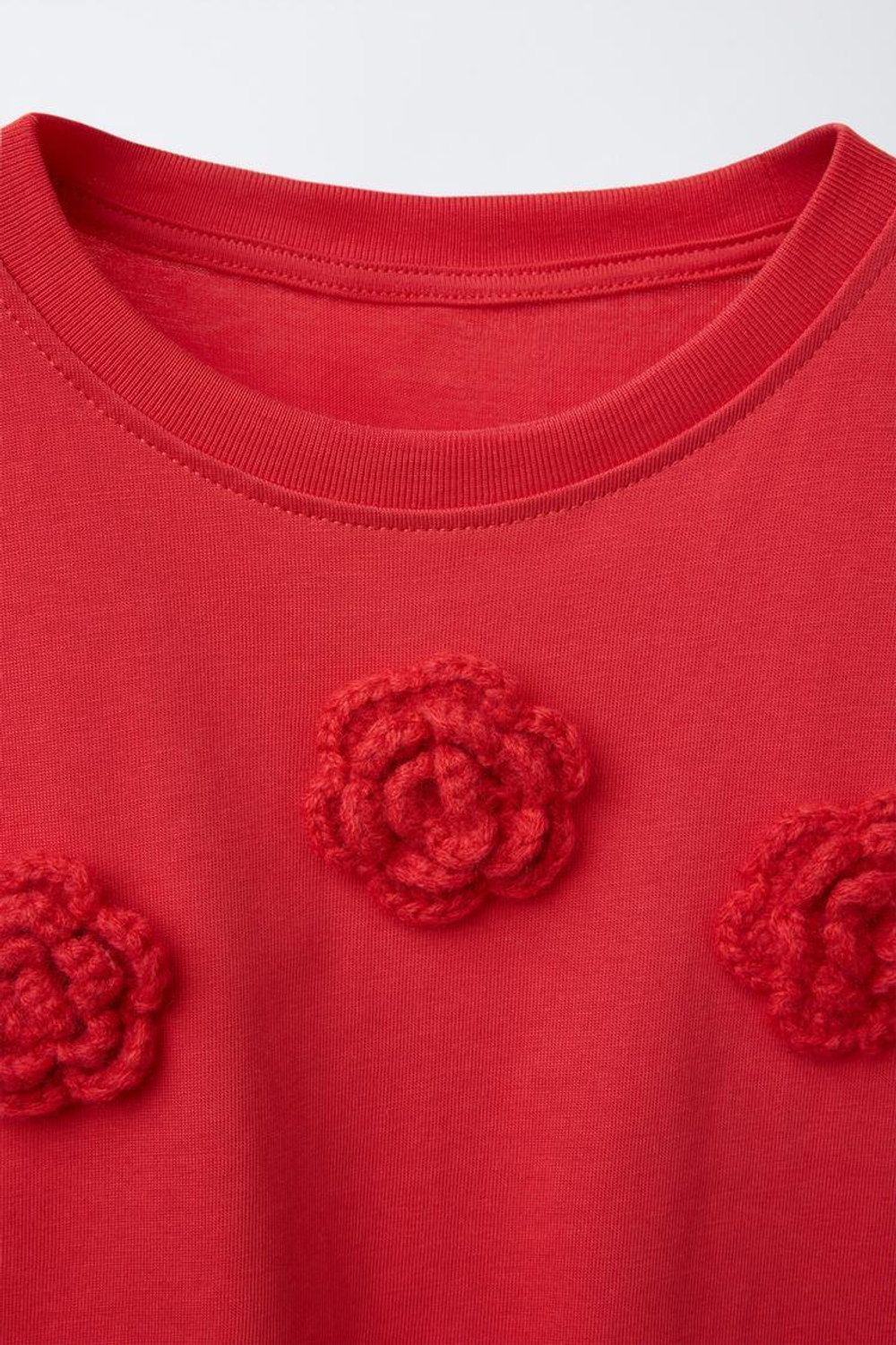 ZARA ФУТБОЛКА С ЦВЕТАМИ ИЗ КРУЖЕВА КРОШЕ, КРАСНЫЙ