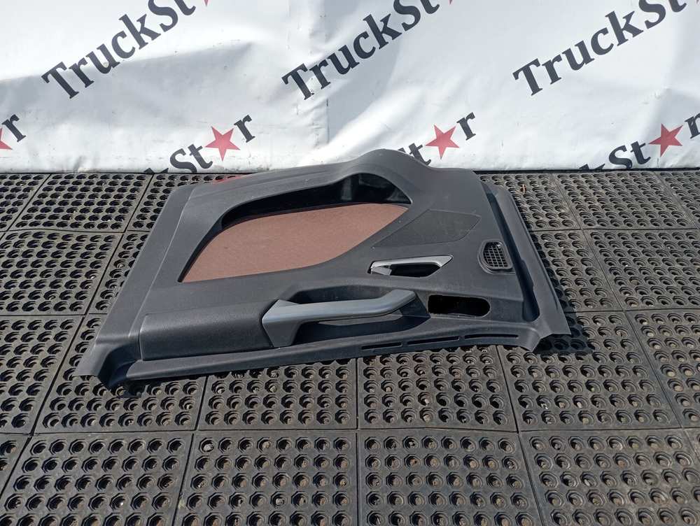 Обшивка двери правой 2023г.