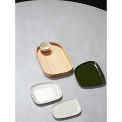 Набор из 4-х сервировочных тарелок на деревянном подносе Sorrento