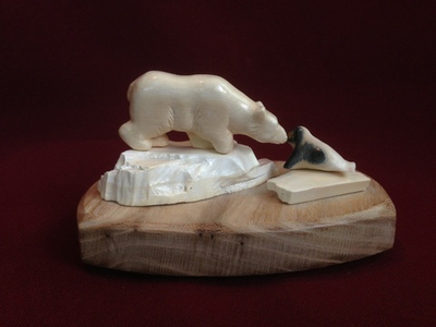 Медведь и тюлень, фигуры из кости - бивня мамонта